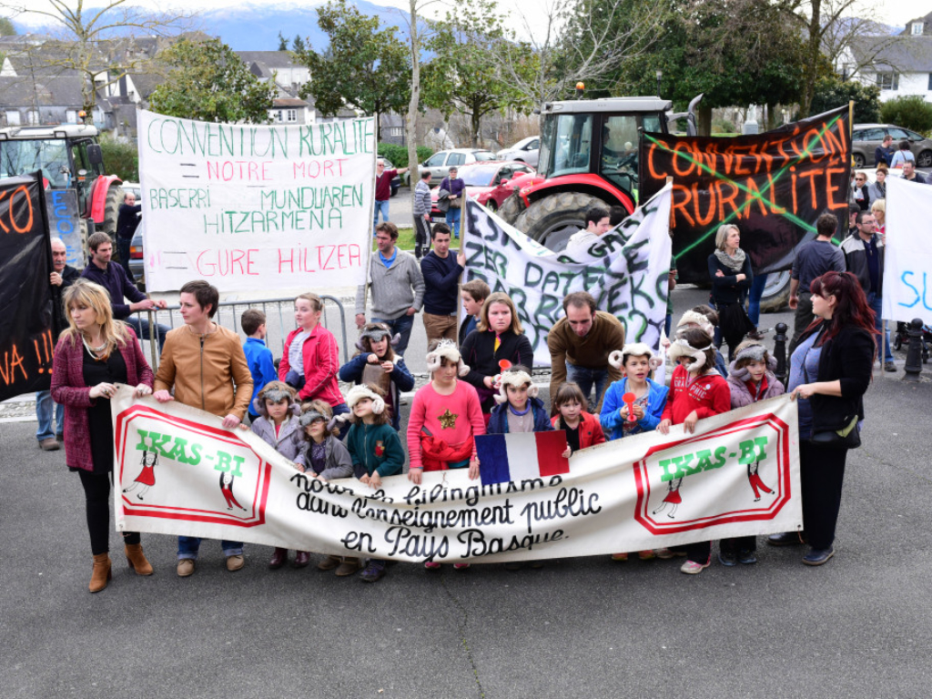 Devant la Sous-Préfecture